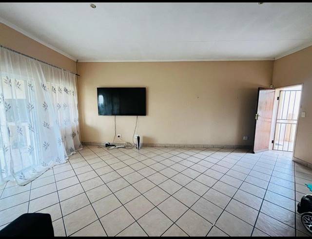 3 BEDROOM APARTMENT FOR SALE IN COUNTRY VIEW